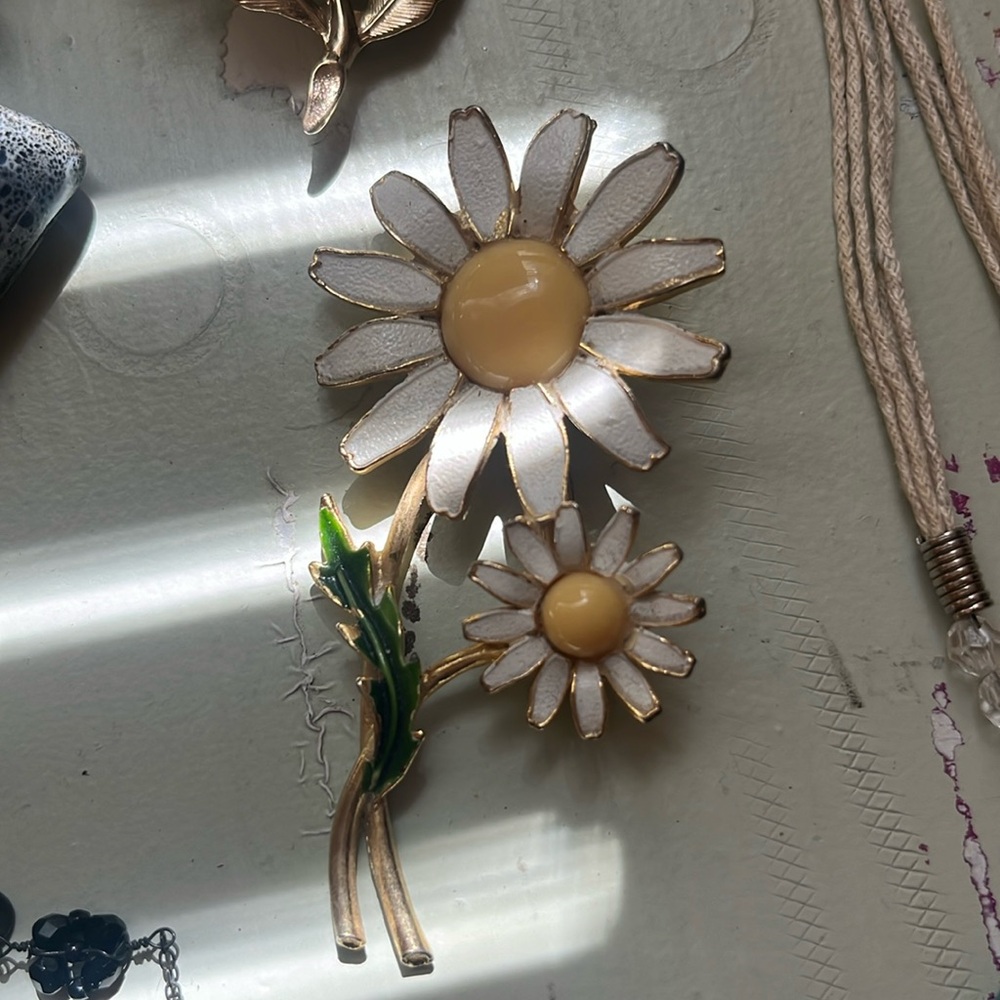 Daisy Brooch